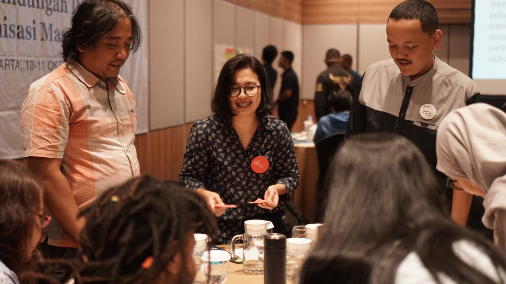 DIni Zakia, Project Coordinator Pelatihan PDP sedang memfasilitasi diskusi kelompok pada gelaran luring kedua di Yogyakarta, 10-11 Oktober 2023