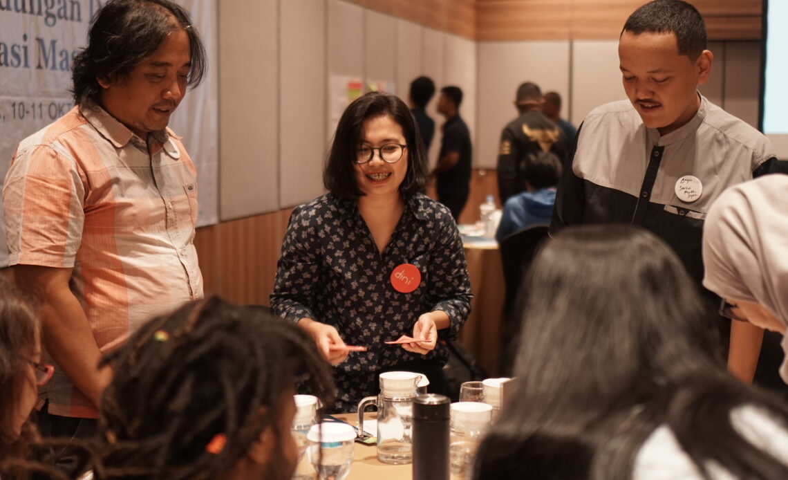 DIni Zakia, Project Coordinator Pelatihan PDP sedang memfasilitasi diskusi kelompok pada gelaran luring kedua di Yogyakarta, 10-11 Oktober 2023